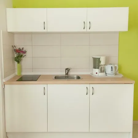 And Nadia With Garden 아파트