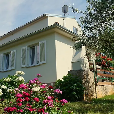 Studio And Nadia With Garden *