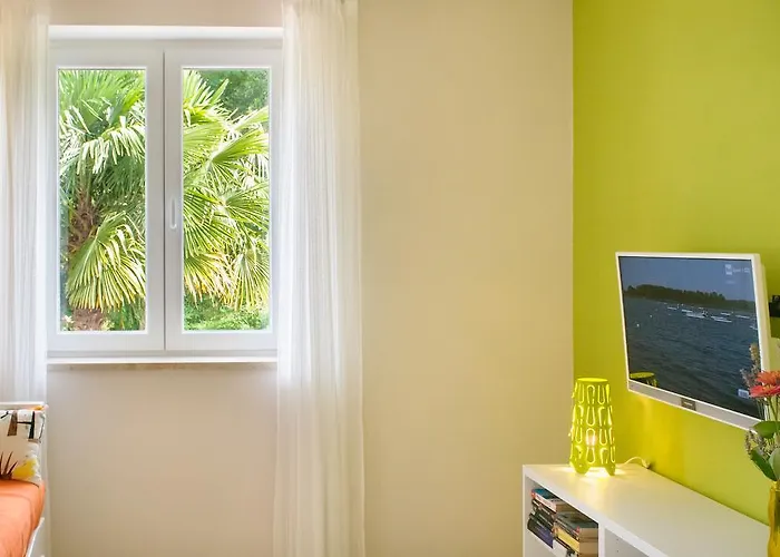 And Nadia With Garden Lejlighed