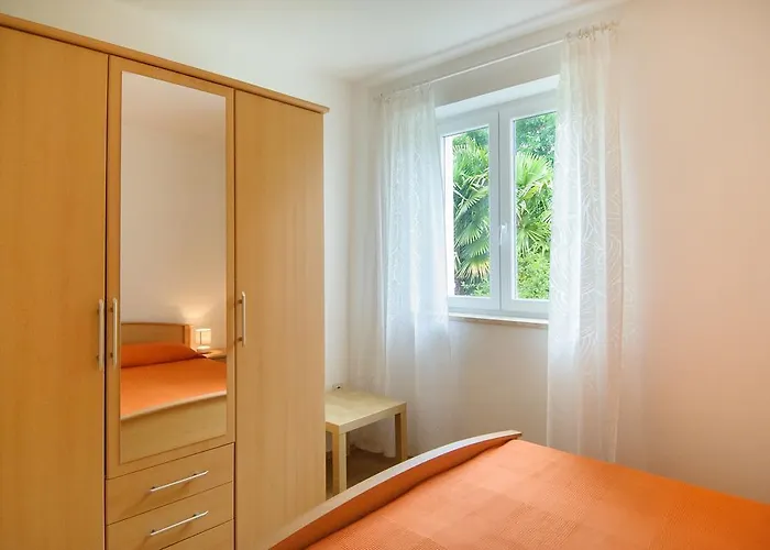 And Nadia With Garden Apartman