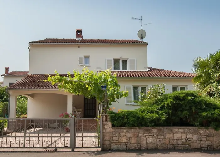 And Nadia With Garden Apartamento Poreč